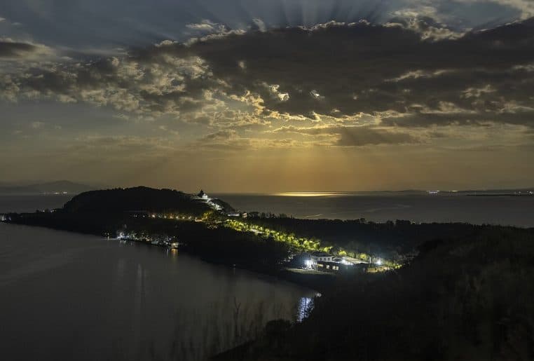 Super Lune au-dessus du monastère de Sevanavank et de la péninsule de Sevan, ciel nocturne clair et paysage arménien en contrebas.