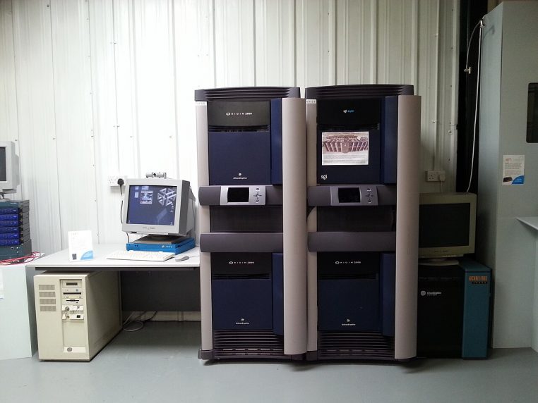 Photo de matériel réseau et serveurs vintage