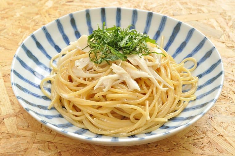Gros plan sur des spaghettis brillants assaisonnés avec sauce soja et mayonnaise, montrant une texture crémeuse idéale pour une recette rapide du soir.