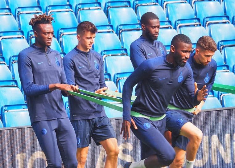 Joueurs de Chelsea à l’échauffement sur la pelouse de Stamford Bridge pendant l’été 2019.