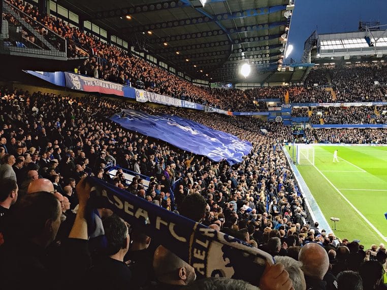 Vue nocturne du terrain et des tribunes de Stamford Bridge lors de Chelsea-Manchester City 2017.