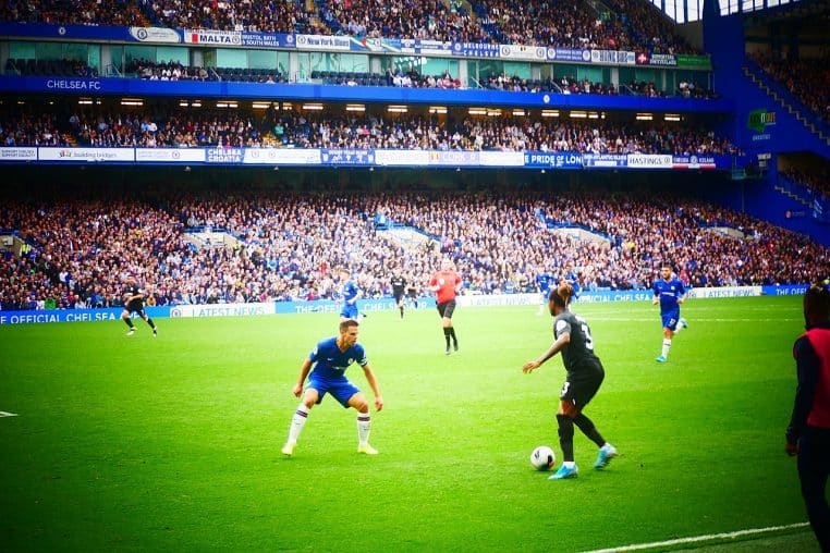 Façade et entrées de Stamford Bridge par temps clair, foule clairsemée avant Chelsea-Brighton en 2019.