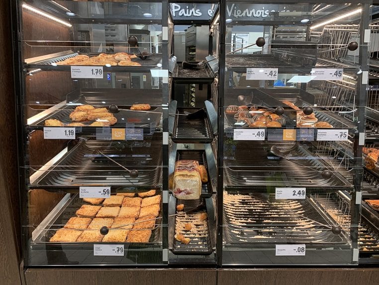 Autre vue horizontale d’un intérieur de magasin Lidl, perspective sur caisses et rayons pour illustrer un contexte retail.