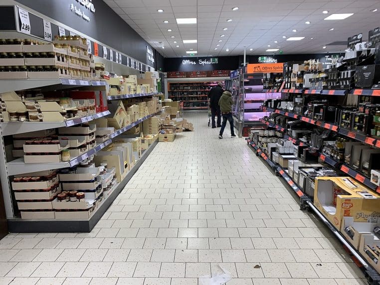 Intérieur d’un supermarché Lidl en France, allée large avec rayons, vue horizontale adaptée à un sujet « promotions ».