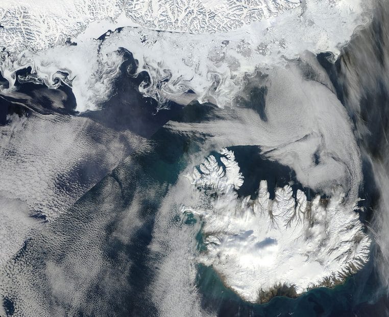 Rubans de glace de mer tourbillonnant dans le détroit du Danemark, captés par le satellite Aqua au cœur de l’hiver arctique.