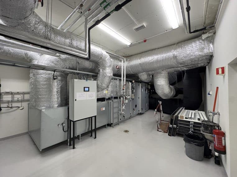 Salle technique d’un établissement avec réseaux isolés.