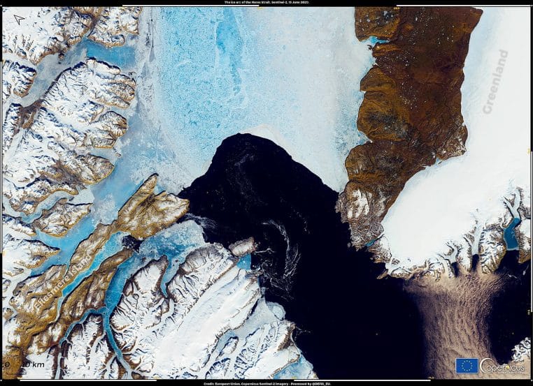 Arche de glace bloquant temporairement l’export de glace arctique entre le Groenland et l’île d’Ellesmere, vue satellite.