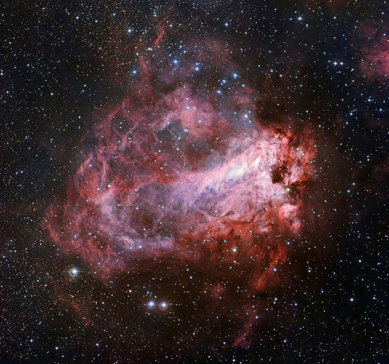 Vue détaillée de la nébuleuse Messier 17, vaste région de gaz et de poussières marquant une intense activité de formation d’étoiles
