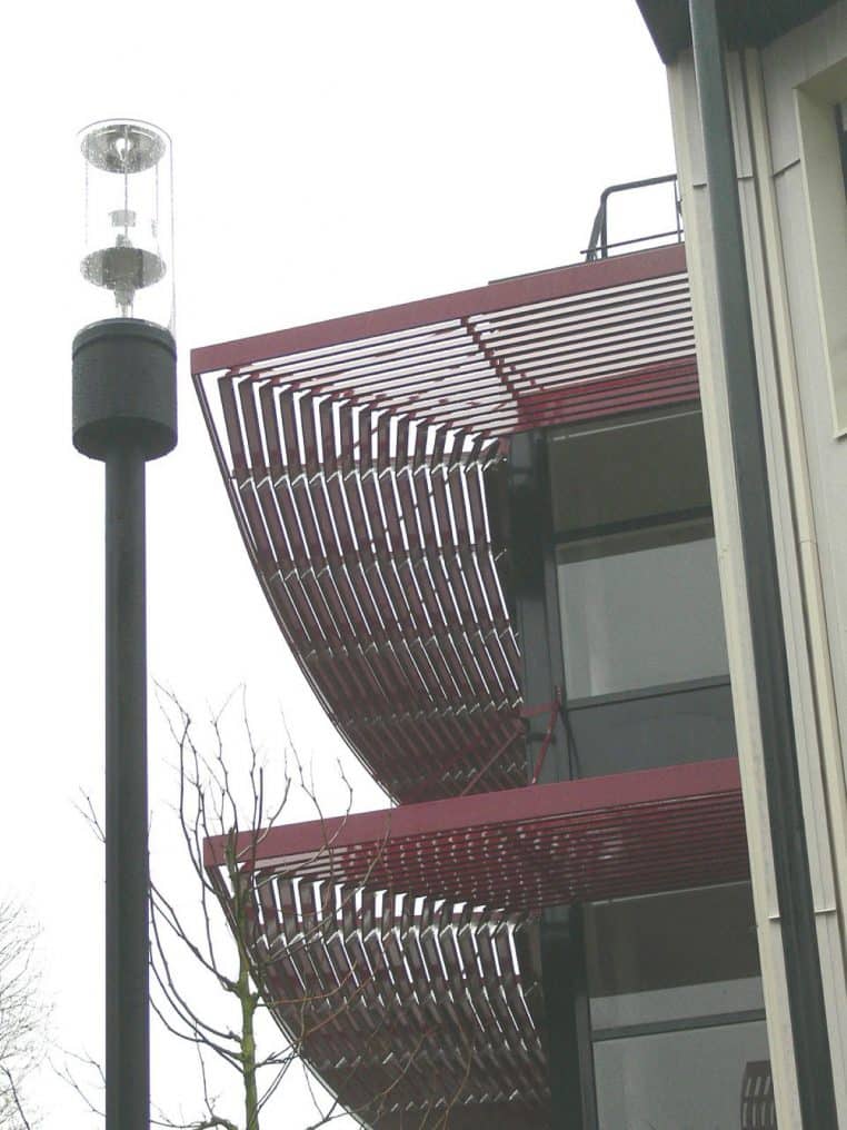 Détail architectural en format horizontal d’un Ehpad moderne à Trith-Saint-Léger, avec brise-soleil et grandes baies vitrées.