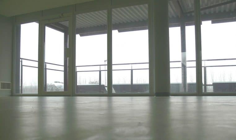 Détail architectural d’un Ehpad récent avec grandes surfaces vitrées et aménagements techniques économes en énergie.