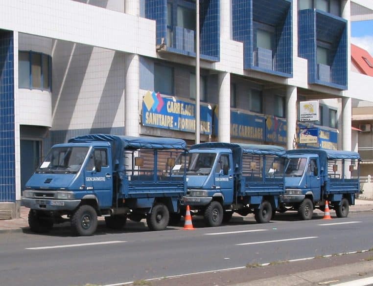 Alignement de véhicules de la gendarmerie mobile prêts au départ, photographiés en 2005