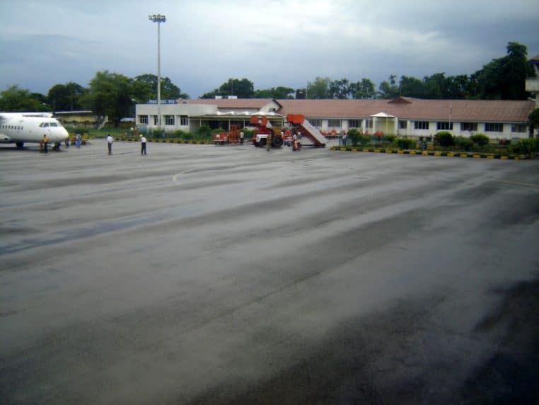 Vue d’un Boeing 737-200 d’Alliance Air à l’arrêt sur le tarmac d’un aéroport indien par temps de pluie, illustrant un avion âgé en fin de carrière