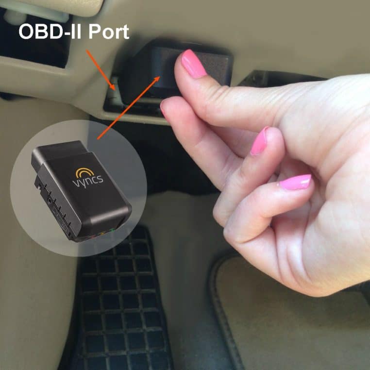 Appareil OBD-GPS en cours d’insertion dans la prise d’un véhicule, illustrant l’ajout d’un module électronique