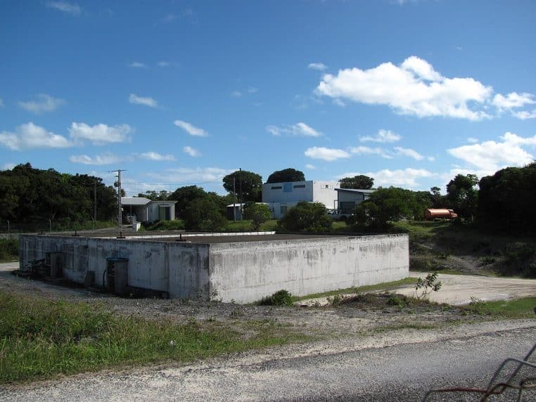 Petite installation de dessalement à Wadrilla, en Nouvelle-Calédonie, bâtiments techniques entourés de végétation tropicale.