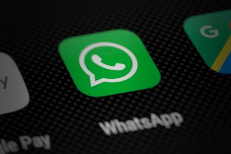 Icône WhatsApp en gros plan sur l’écran d’un smartphone, cadrage horizontal en macro.