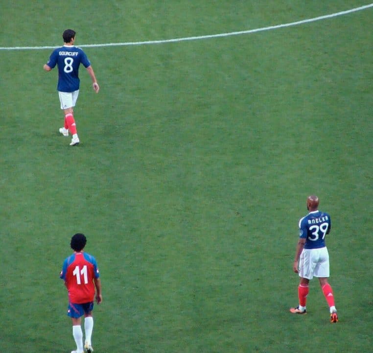 Yoann Gourcuff et Nicolas Anelka en tenue de l’équipe de France en 2010, marchant côte à côte durant une séance avec les Bleus.