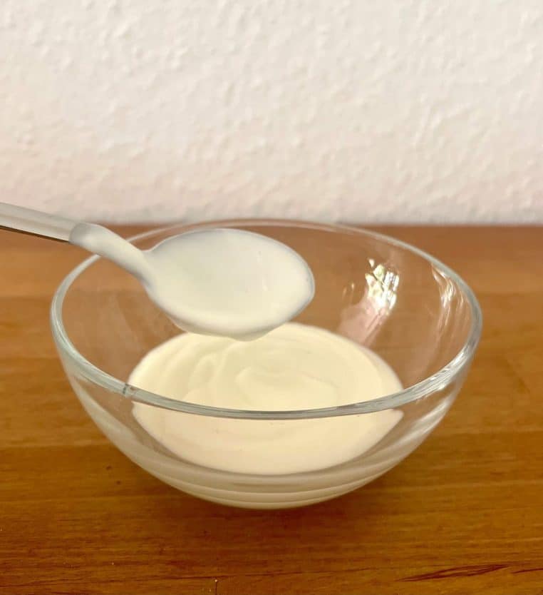 Gousse d’ail entière et éclats sur planche de cuisine, photo horizontale illustrant une source élevée de fructanes.