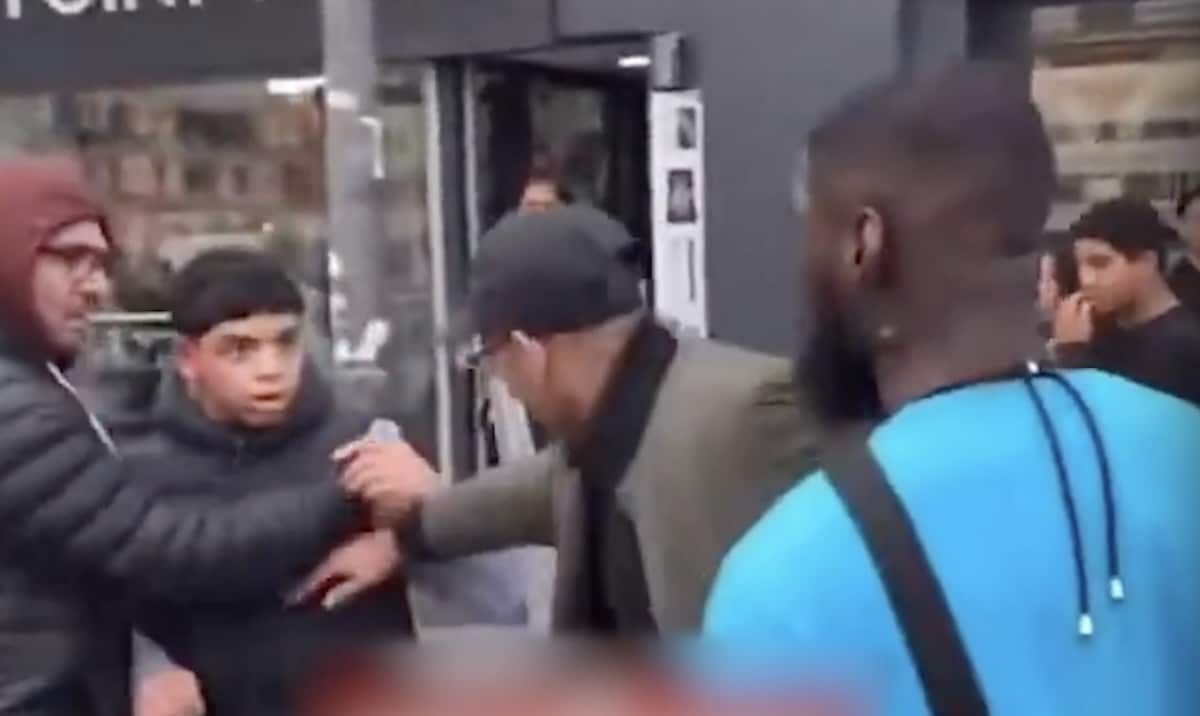 Ado giflé pour geste déplacé envers fille dans une inauguration