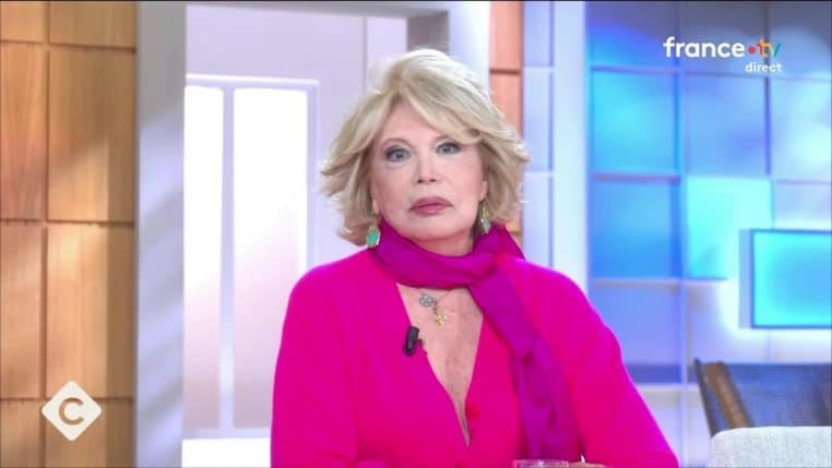 amanda lear va devoir se faire opérer