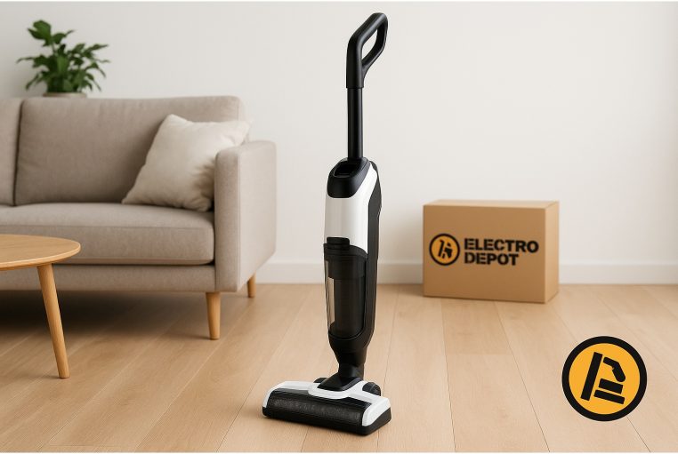 Aspirateur-laveur vertical noir et blanc sur parquet clair dans un salon moderne, avec des cartons marqués Electro Dépôt en arrière-plan.