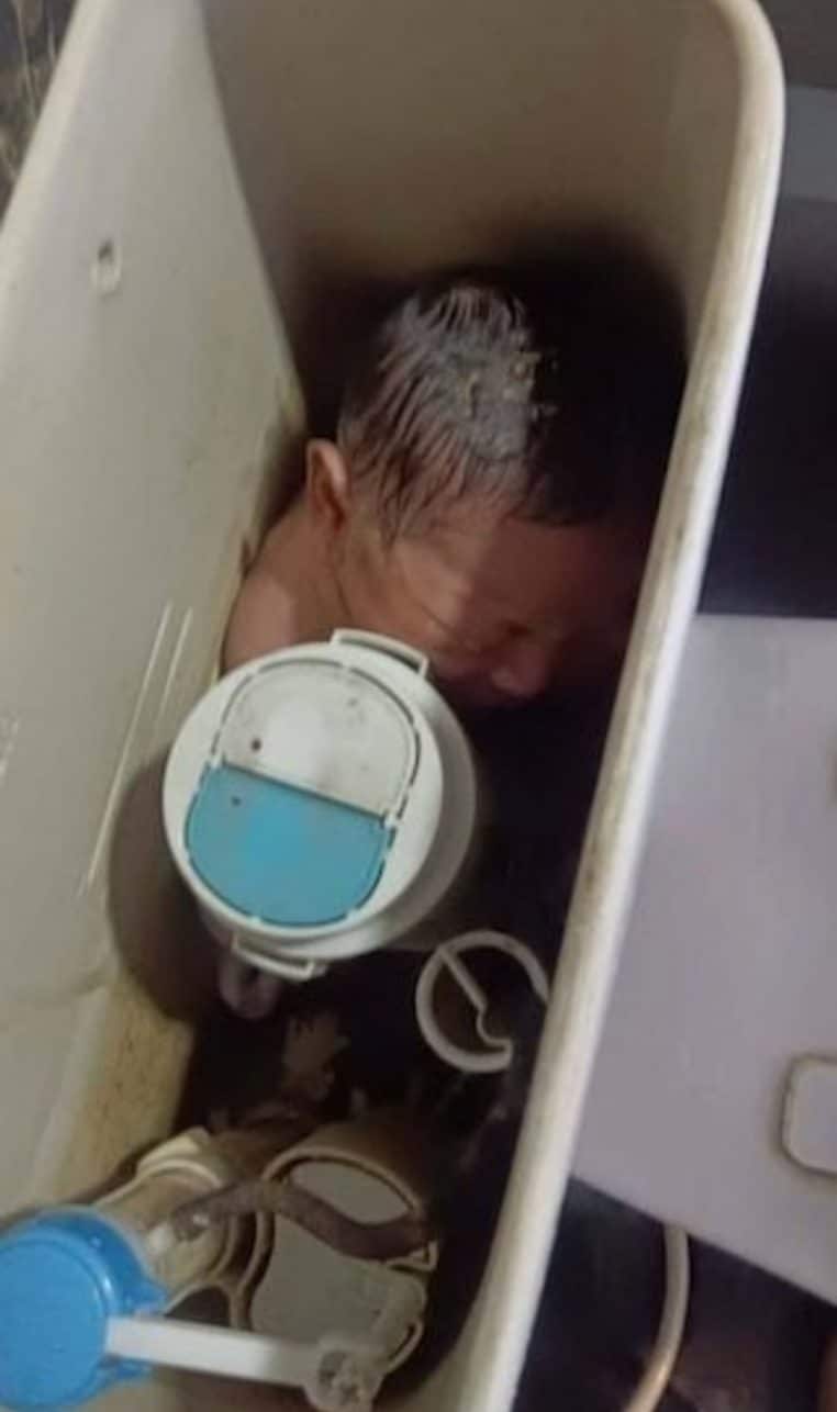 Bébé abandonné dans la chasse d'eau des toilettes