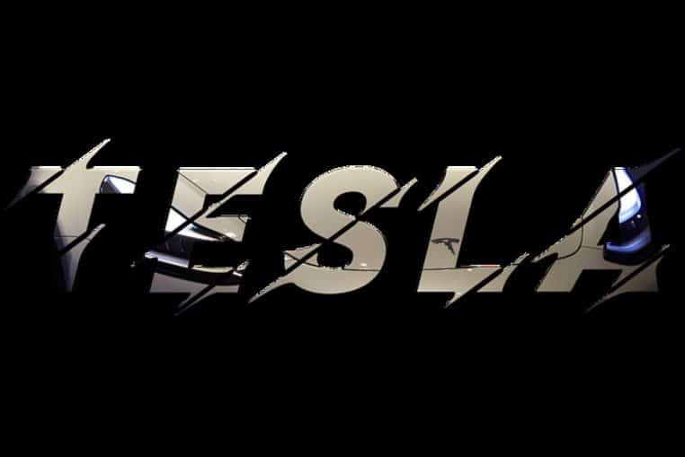 Montage graphique du mot Tesla formé par des reflets de carrosseries, utilisé pour illustrer l’image de marque des véhicules électriques