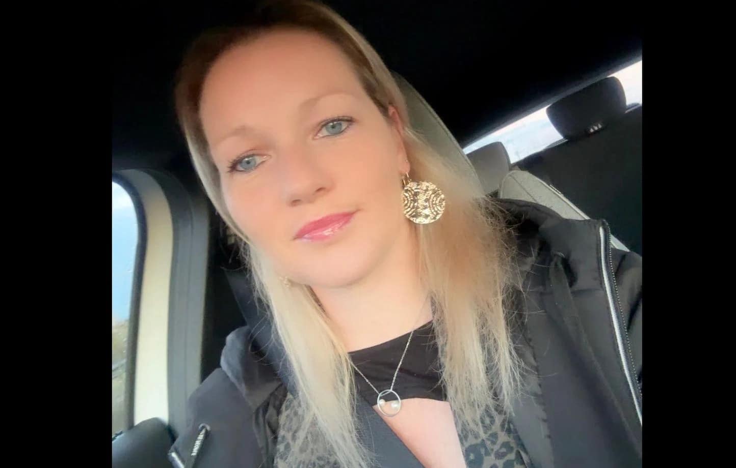 Une cycliste abattue par une femme