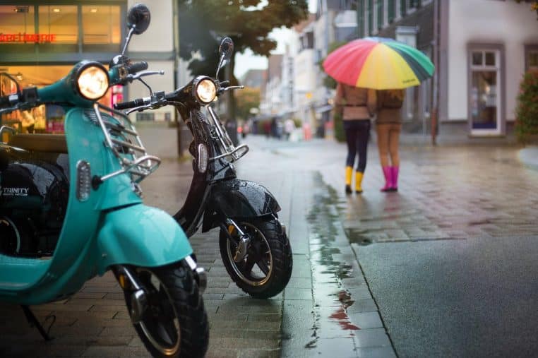 Trottinette électrique stationnée sur une place urbaine, prête à être utilisée pour de courts trajets en centre-ville.
