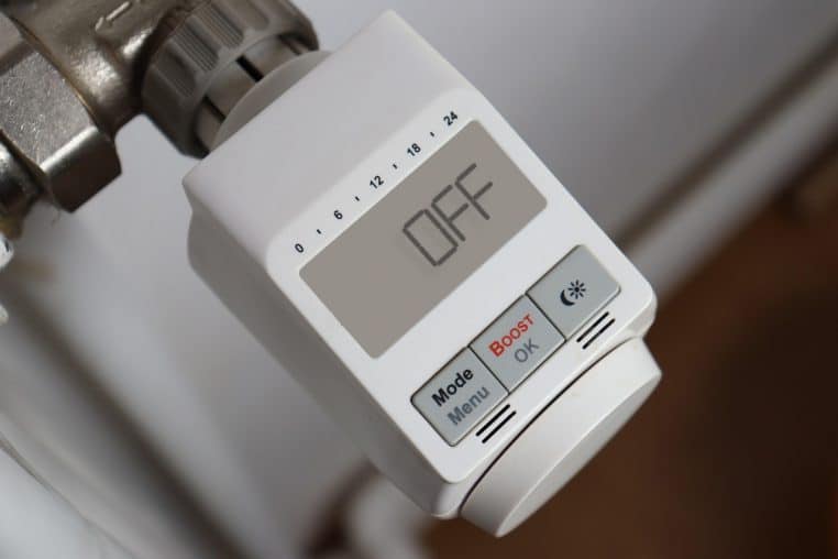 Gros plan sur un thermostat réglé pour le chauffage, symbole des arbitrages imposés par la crise des prix de l’énergie