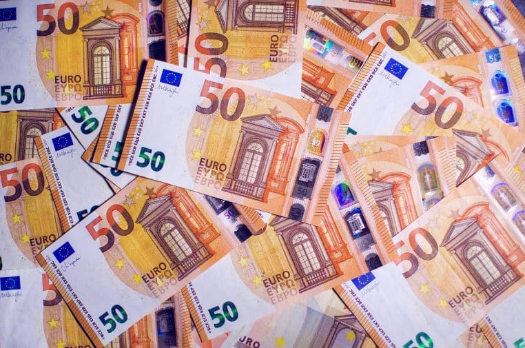 Pile de billets de 50 euros alignés, illustrant la circulation de l’argent liquide en Europe.