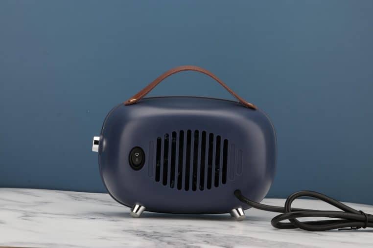 Petit chauffage soufflant posé sur le sol d’une pièce, grille noire visible, pensé pour réchauffer rapidement un petit volume intérieur en hiver.