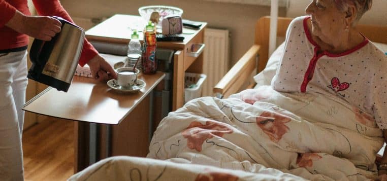 Une aide-soignante vole la carte bleue d'une patiente