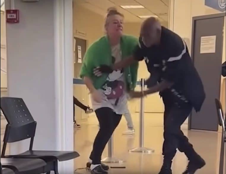 Femme s'en prend à un agent de sécurité dans un centre des impôts