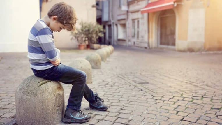 femme mis enfant dehors car hyperactif - copie