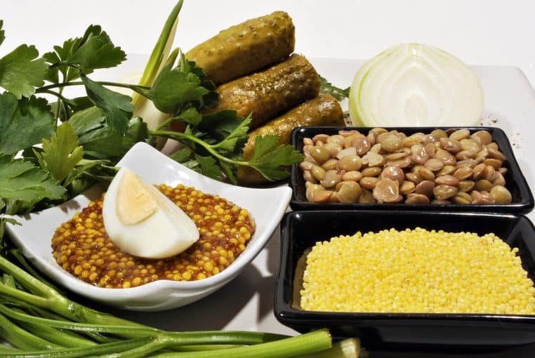 Lentilles vertes sèches en vrac photographiées de près, représentant les stocks importants qui peuvent s’accumuler dans les silos des coopératives.