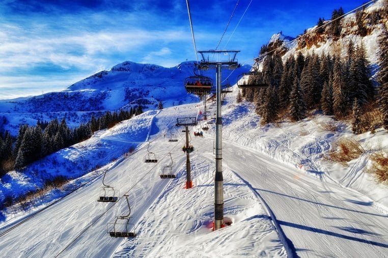 Large panorama de la vallée des Belleville avec la station de Val Thorens et la chaîne du Mont-Blanc à l’horizon