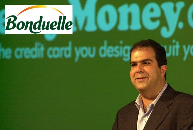 Le fondateur d’EasyJet Stelios Haji-Ioannou devant un écran vert, accompagné du logo Bonduelle évoquant son don alimentaire.