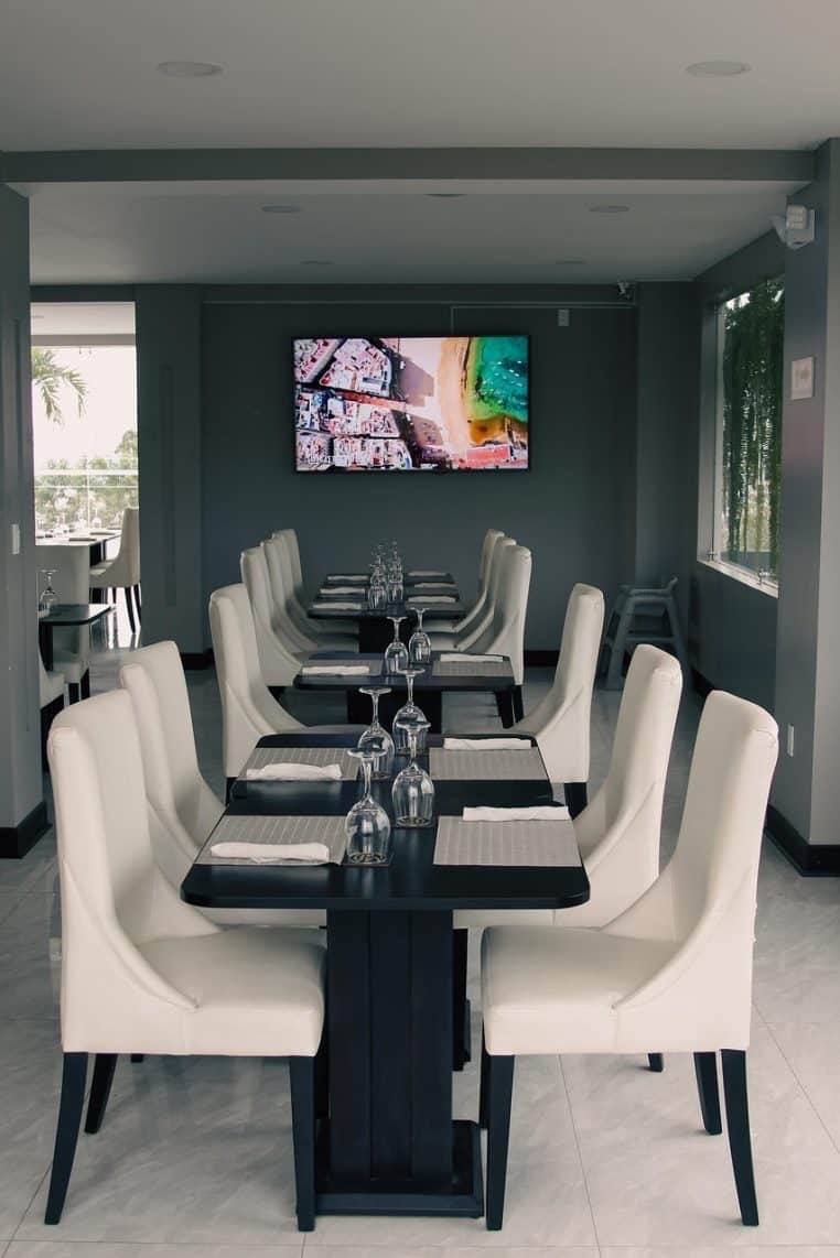 Salle de restaurant d’hôtel élégante avec tables dressées, symbolisant le recrutement massif dans l’hôtellerie-restauration suisse