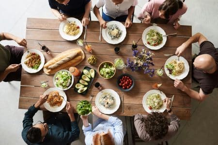 Il participe au Dîner presque parfait durant son congé maladie