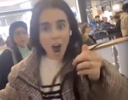Jeune femme arrache les cheveux de sa rivale