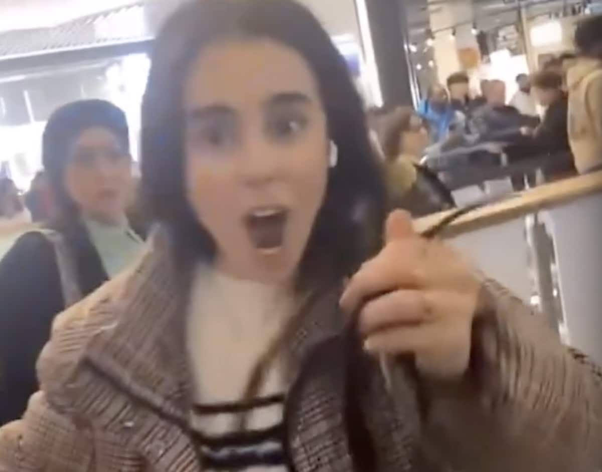 Jeune femme arrache les cheveux de sa rivale