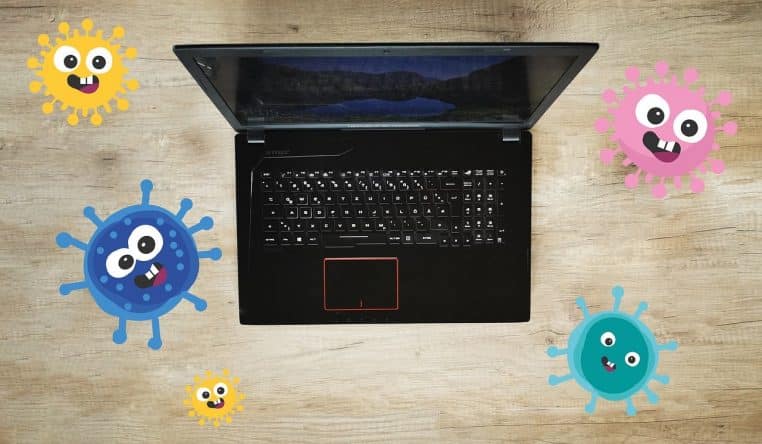 Ordinateur portable posé sur un bureau à domicile avec des icônes de virus stylisées qui flottent autour de l’écran, symbolisant une infection logicielle.