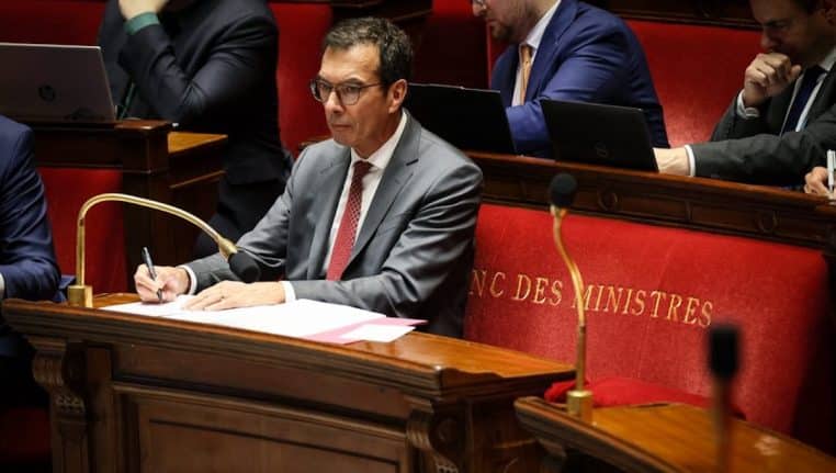 le gouvernement veut supprimer la prime de noel - copie