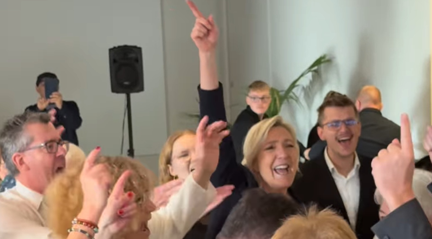 Marine Le Pen déchaînée sur la piste de danse