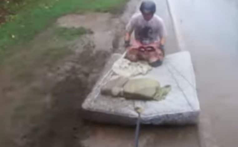 mattress surfing sommier ado