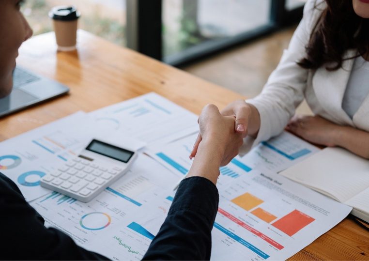 Réunion d’équipe dans un bureau lumineux en open space, représentant les métiers de bureau et commerciaux en Suisse