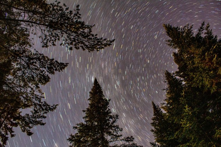 Voie lactée saisie en longue exposition dans un ciel totalement noir au-dessus d’un campement isolé, loin de toute source de pollution lumineuse.