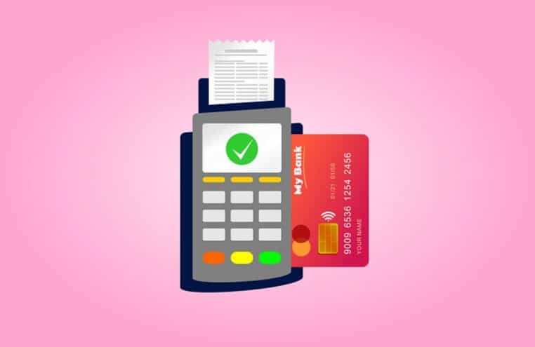 Terminal de paiement affichant une transaction acceptée avec une carte bancaire insérée, sur fond uni rappelant la simplicité du geste.