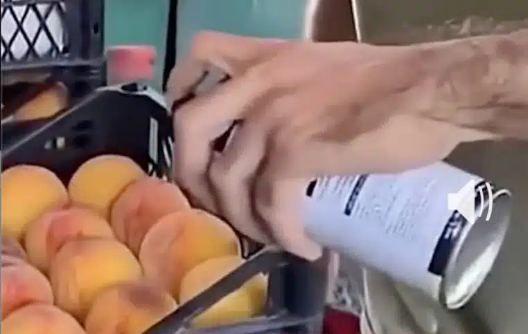 Des pêches vaporisées au colorant dans un marché