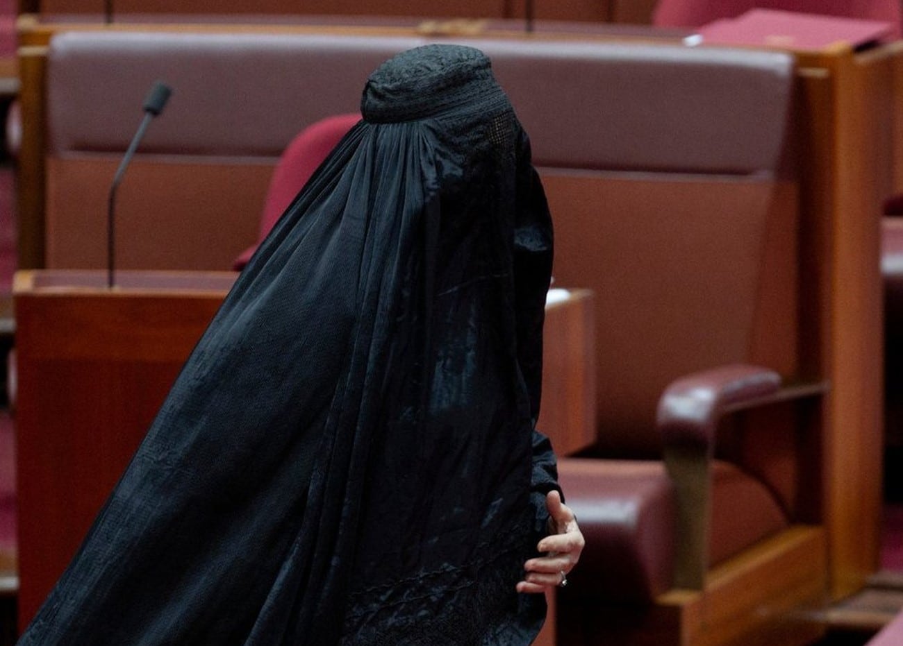 Une sénatrice australienne enfile la burqa